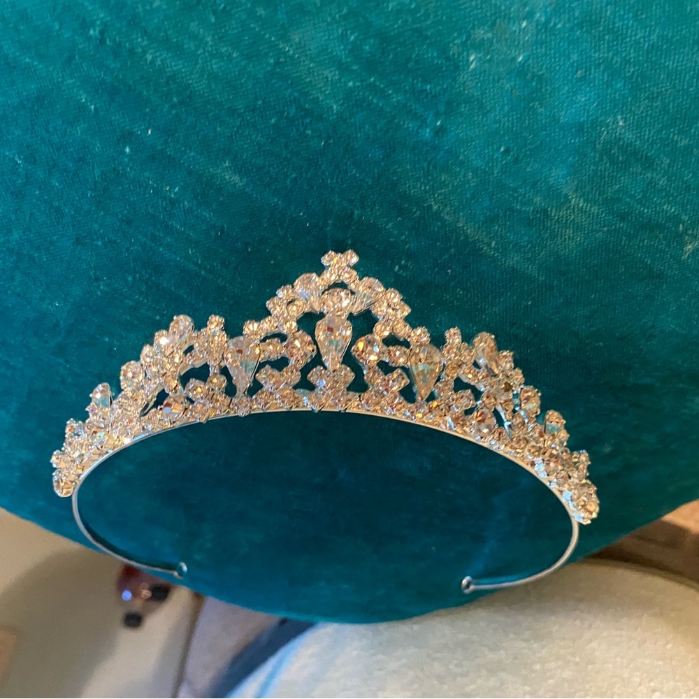 Bridal tiara with all crystals Gorgeous & classic. Silver tone with all crystals